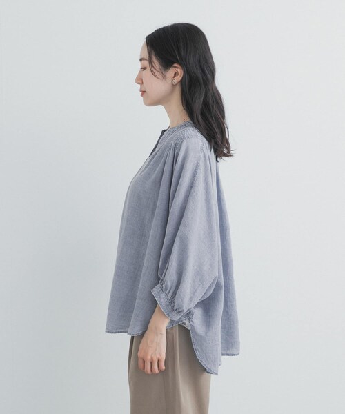 URBAN RESEARCH DOORS(アーバンリサーチドアーズ)の「シアーデニムピンタックドルマンブラウス(シャツ/ブラウス・レディース・INDIGO/L.INDIGO・Free)」の13枚目の写真