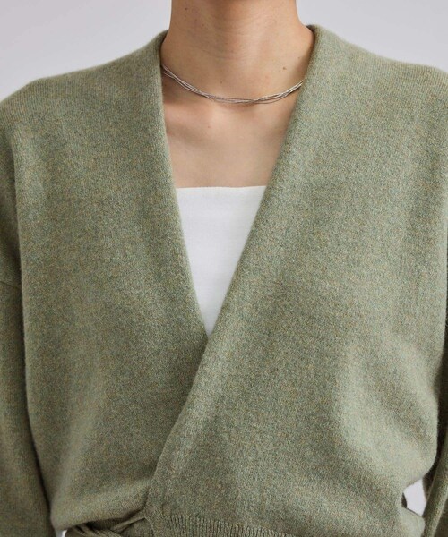 ADAM ET ROPE'（アダムエロペ）の「【extreme cashmere（エクストリーム・カシミア）】ella ニットカーディガン（カーディガン/ボレロ・レディース・グリーン系/カーキ系・F）」の16枚目の写真