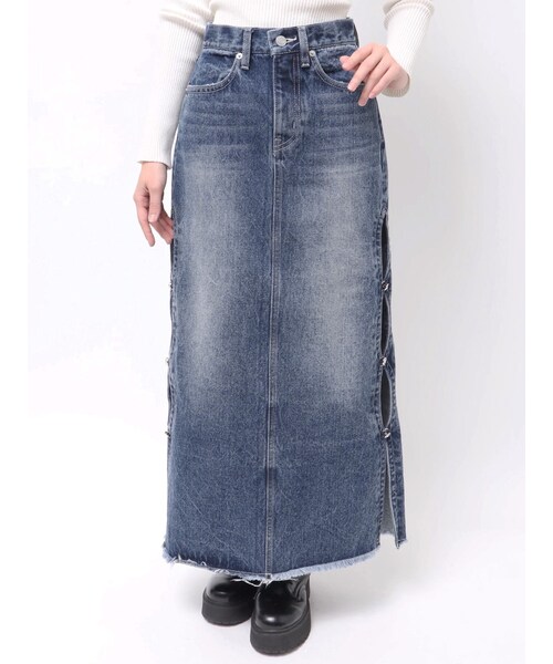 EVRIS（エヴリス）の「サイドビジューカットロングデニムスカート（デニムスカート・レディース・ブラック/ブルー/インディゴ・S/M）」の4枚目の写真