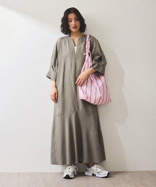 ADAM ET ROPE'(アダムエロペ)の「【WEB限定】・【新色追加】リネンボリュームスリーブワンピース(ワンピース・レディース・ブラック/ライトグレー/ベージュ系/ブルー・F)」の9枚目の写真