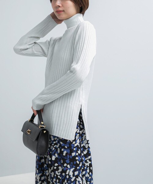 URBAN RESEARCH ROSSO（アーバンリサーチロッソ）の「エクストラファインリブタートルニット（ニット/セーター・レディース・OFF/ROYAL BLUE/OLIVE・Free）」の5枚目の写真