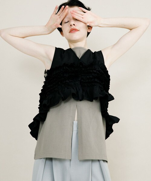 LAATO（ラート）の「slit no sleeve tee（タンクトップ・レディース・パール/クレイ・FREE）」の2枚目の写真