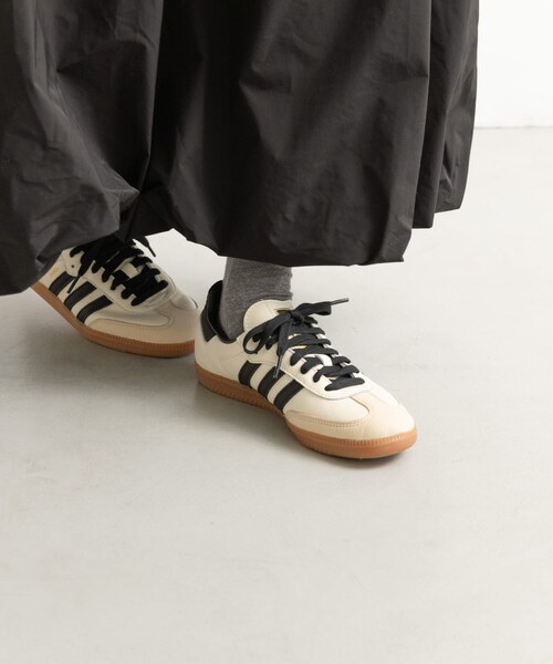 URBAN RESEARCH DOORS（アーバンリサーチドアーズ）の「adidas　SAMBA OG W（スニーカー・レディース・クリーム・23.5/24/24.5）」の2枚目の写真