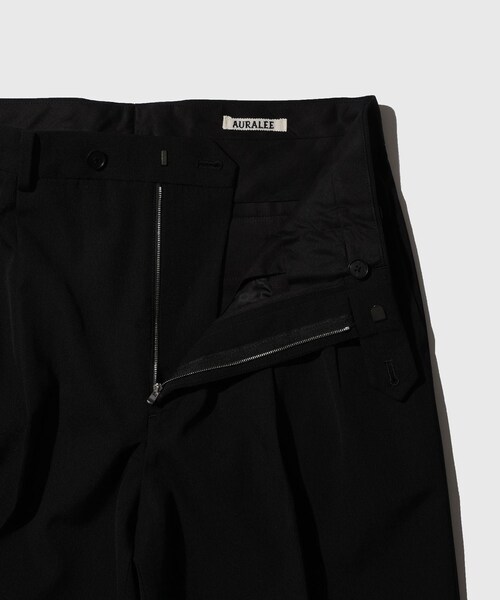 ADAM ET ROPE'（アダムエロペ）の「【AURALEE/オーラリー】LIGHT WOOL MAX GABARDINE TWO-TUCK SLACKS（スラックス・メンズ・ブラック/ダークブラウン・3/4/5）」の16枚目の写真