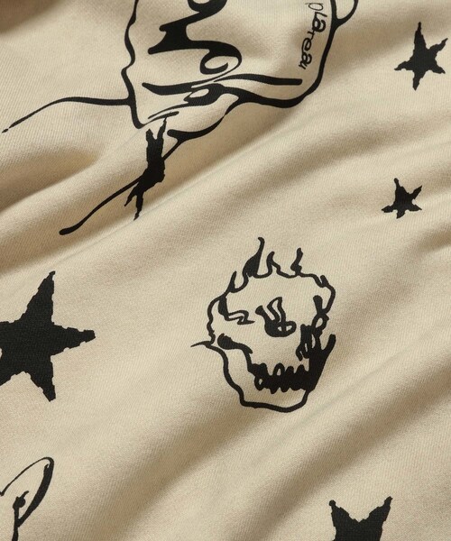 ADAM ET ROPE'(アダムエロペ)の「【PLATEAU STUDIO/プラトー スタジオ】x SYU.Man illustrator hoodie(パーカー・メンズ・ブラック/キナリ・2/3)」の17枚目の写真