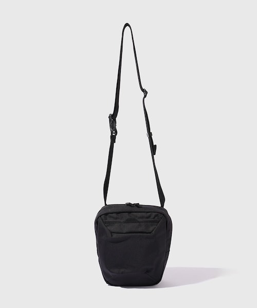 ADAM ET ROPE'（アダムエロペ）の「【MONOLITH/モノリス】SHOULDER STANDARD SSS（ショルダーバッグ・メンズ・ブラック・F）」の4枚目の写真