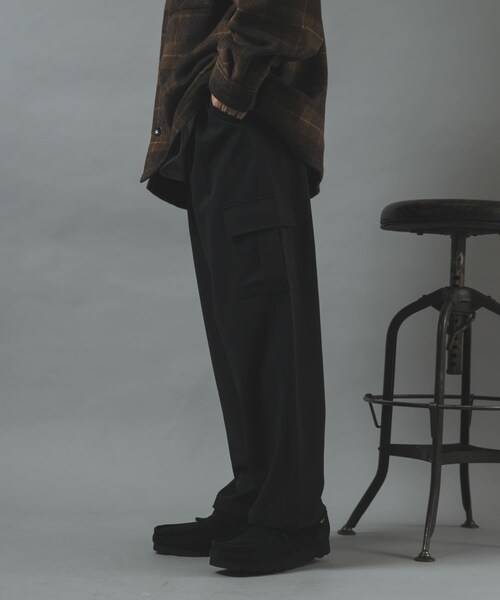 ITEMS URBANRESEARCH(アイテムズ アーバンリサーチ)の「TRテーパードクリーンカーゴパンツ(その他パンツ・メンズ・BLACK/OLIVE GRAY/MOCHA BRN・M/L)」の16枚目の写真