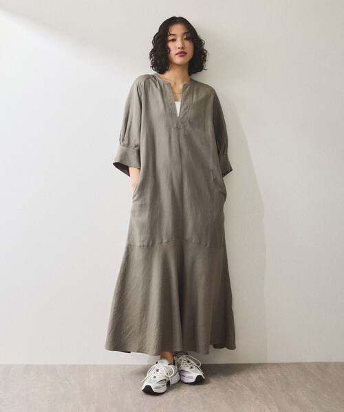 ADAM ET ROPE'(アダムエロペ)の「【WEB限定】・【新色追加】リネンボリュームスリーブワンピース(ワンピース・レディース・ブラック/ライトグレー/ベージュ系/ブルー・F)」の8枚目の写真