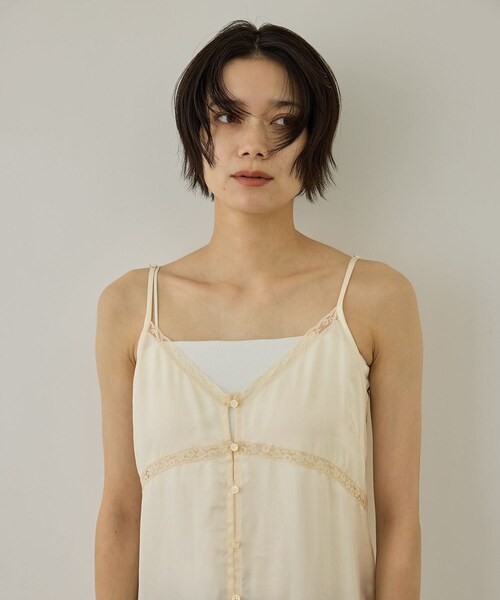 ADAM ET ROPE'(アダムエロペ)の「サテンレースキャミジレ(キャミソール・レディース・ブラック/キナリ・F)」の17枚目の写真