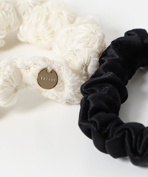 URBAN RESEARCH ROSSO（アーバンリサーチロッソ）の「TRESSE　FLOWER CHOUCHOU（ヘアゴム・レディース・OFF/BLACK・one）」の5枚目の写真