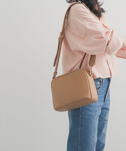 URBAN RESEARCH DOORS(アーバンリサーチドアーズ)の「2WAYスクエアショルダーバッグ(ショルダーバッグ・レディース・BLACK/PEACHBEIGE・One)」の2枚目の写真