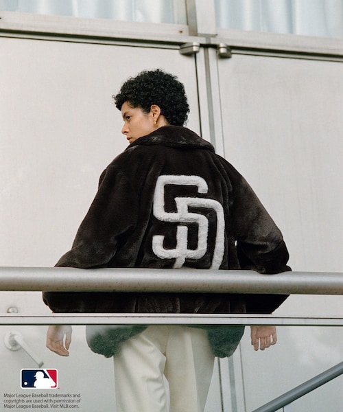 ROPE'(ロペ)の「【MLB COLLECTION BY JUN】フェイクファーブルゾン(その他アウター・レディース・ホワイト/ダークブラウン/ネイビー/グレー・F)」の7枚目の写真