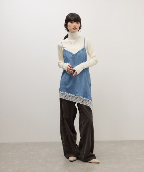 ADAM ET ROPE'(アダムエロペ)の「【WEB限定】レースコンビデニムキャミ(キャミソール・レディース・ブルー/サックス・F)」の5枚目の写真