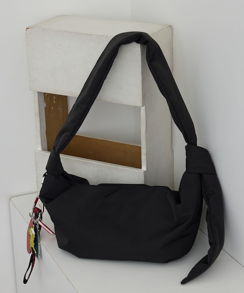 ADAM ET ROPE'(アダムエロペ)の「【WEB限定】撥水ノットショルダー(ショルダーバッグ・レディース・ブラック/ブラウン・F)」の1枚目の写真