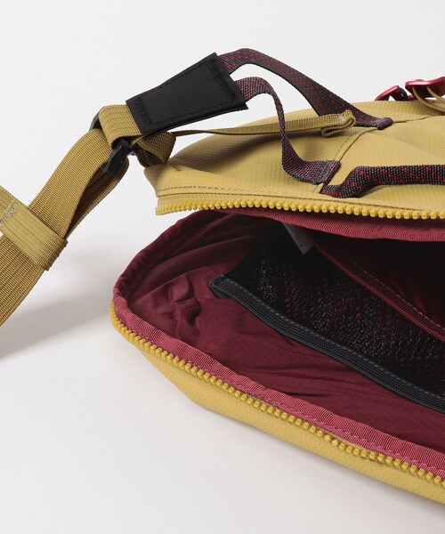 EKAL(エカル)の「KLATTERMUSEN GAUT MESSENGER BAG(メッセンジャーバッグ・メンズ・DARK STRAW/SIL CREME/RAVEN・One)」の14枚目の写真