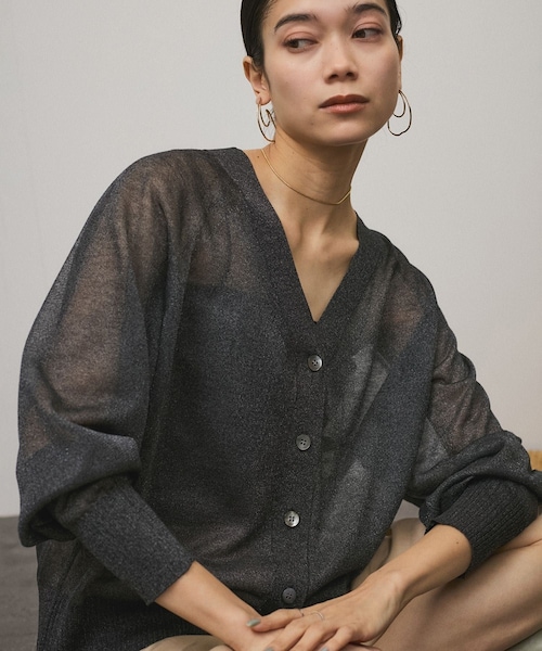 ADAM ET ROPE'（アダムエロペ）の「ブライトラメVネックシアーカーディガン［一部WEB限定カラー・手洗い可能］（カーディガン/ボレロ・レディース・ブラック/グレー/ピンク/ゴールド/シルバー/ライトグレー・F）」の22枚目の写真