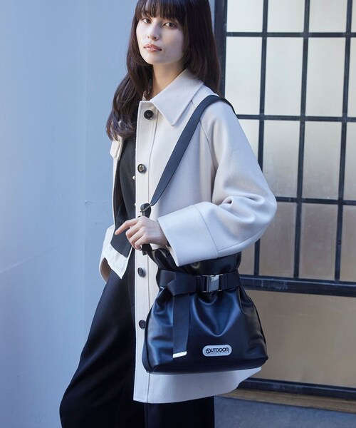 VIS（ビス）の「【OUTDOOR PRODUCTS】VIS別注2WAYベルト付きパデッドトートバッグ（トートバッグ・レディース・ブラック/チャコール/キナリ・F）」の16枚目の写真