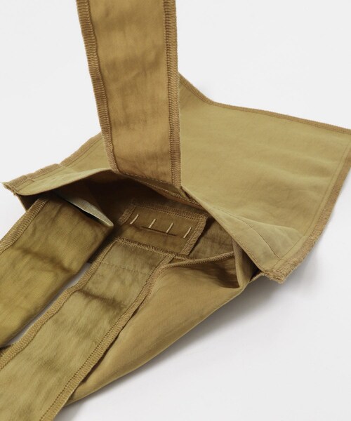 URBAN RESEARCH（アーバンリサーチ）の「『一部別注カラー』ITTI　MARY INSIDE OUT TOTE- S（トートバッグ・レディース・BLACK/RED/別注CURRY・-）」の22枚目の写真