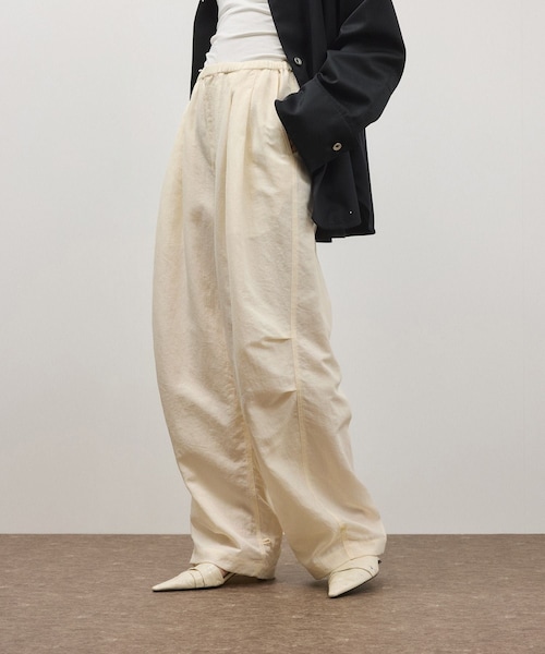 ADAM ET ROPE'（アダムエロペ）の「2WAYヘムパラシュートパンツ（その他パンツ・レディース・ブラック/オフホワイト/レッド系・36/38）」の2枚目の写真