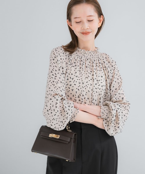 URBAN RESEARCH ROSSO（アーバンリサーチロッソ）の「『WEB/一部店舗限定』ウォッシャブルランダムドットブラウス（シャツ/ブラウス・レディース・L/BEIGE/BLACK・Free）」の2枚目の写真