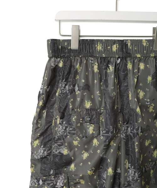 ADAM ET ROPE'(アダムエロペ)の「【GANNI(ガニー)】Printed Flyweight Nylon Relaxed Elastic Pants(カーゴパンツ・レディース・ブラック・36)」の5枚目の写真