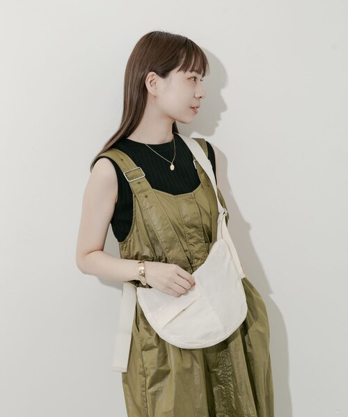 SMELLY（スメリー）の「ハーフムーンナイロンショルダー（ショルダーバッグ・レディース・IVO/BLK・-）」の7枚目の写真