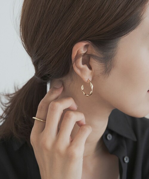 URBAN RESEARCH DOORS(アーバンリサーチドアーズ)の「ツイストフープピアス(ピアス(両耳用)・レディース・GOLD/SILVER・one)」の3枚目の写真