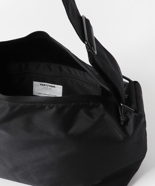 URBAN RESEARCH DOORS（アーバンリサーチドアーズ）の「『別注』YAKPAK×DOORS　SHOULDER BAG M（ショルダーバッグ・メンズ・BLACK/CHARCOAL/BROWN/WHITE・-）」の13枚目の写真