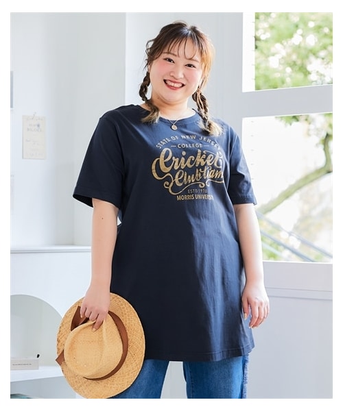 nissen（ニッセン）の「大きいサイズ　【ひんやりコットン】綿１００％ＡラインプリントチュニックＴシャツ（接触冷感・UVカット）（チュニック・レディース・黒(フォトフラワー)/ねこ:セージグリーン/くま:黒/シンプルロゴ:モカベージュ/アメカジ:ネイビー/オーシャン:ネイビー/ドーナツ:オートミール/バンダナ:カーキ/スニーカー:クリーム/フォト風景:チャコールグレー/黒(グラフィック)/オフホワイト(ネコ)/チャコール(モノクロスィーツ)/ネイビー(ハワイ)/グレージュ(ロゴ)(新色)/アイボリー(花瓶)/ミント(鳥)/ピンク(パンダ)/カーキ(サークルロゴ)・L/LL/3L/4L/5L/6L/8L/10L）」の15枚目の写真