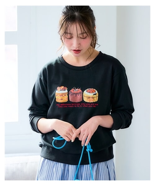 nissen（ニッセン）の「＜大きいサイズ＞【まつばらつむぎ】スイーツと猫のプリントトレーナー（スウェット・レディース・アイボリー(ケーキにかくれんぼ猫)/黒(ケーキにかくれんぼ猫)/ライトグリーン(ハートケーキ)/ネイビー(ハートケーキ)・L/LL/3L/4L）」の2枚目の写真