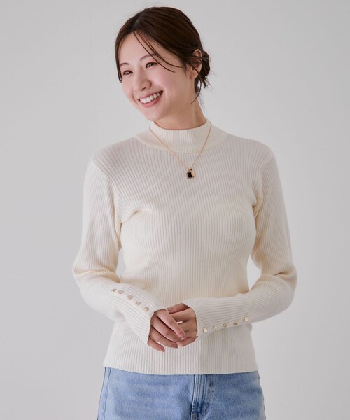 Jayro（ジャイロ）の「袖口ボタンタートルリブニットプルオーバー（ニット/セーター・レディース・ブラック/グレー/ライトグレー/ホワイト系/ブルー/ピンク/ワイン・M）」の2枚目の写真