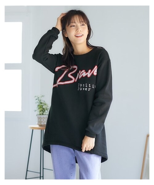nissen（ニッセン）の「大きいサイズ 選べるあたたか裏起毛プリントチュニック（スウェット・レディース・ネイビー(チェック)/カーキ(フラワー)/杢チャコールグレー(袖ロゴ)/スモーキーブルー(ネコ)/ディープグリーン(カレッジ)/ベージュ(フェザー)/黒(スパンコール)/黒(英語)/杢グレー(バックロゴ)/スモーキーピンク(サークルロゴ)/杢グレー(DOG)/黒(サボテン)/パープル(星柄)/黒系(ギンガム)/黒(ロゴ・ワッペン)/ピンクベージュ(アニマル)/ブルー(ボックスロゴ)/ネイビー(袖ロゴ)/黒(英字)/チャコール(虹色ロゴ)/杢グレー(ひょっこり)/グレージュ(星とペンギン)/ワイン(ネコ)/ネイビー(カレッジ)/モカ茶(花畑)/ピンク(チェリー)・L/LL/3L/4L/5L/6L/8L/10L）」の3枚目の写真