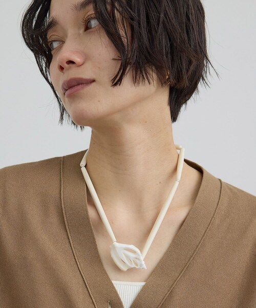 ADAM ET ROPE'(アダムエロペ)の「【J'aDoRe・一部店舗限定】【Raponesa General Store(レポネサジェネラルストア)】BONE COLLECTION(ネックレス・レディース・オフホワイト・F)」の3枚目の写真