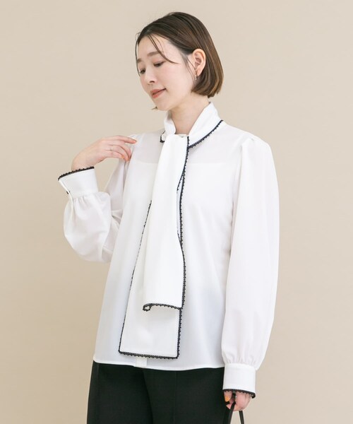 URBAN RESEARCH ROSSO（アーバンリサーチロッソ）の「『WEB/一部店舗限定』トリミングボウタイブラウス（シャツ/ブラウス・レディース・OFFWHITE/NAVY・Free）」の10枚目の写真