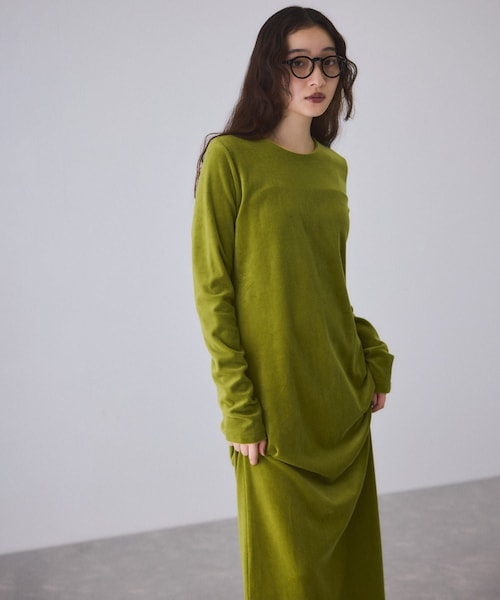 ADAM ET ROPE'（アダムエロペ）の「ベロア BOTANICAL DYED DRESS（ワンピース・レディース・オリーブ/ネイビー/ピンク・1/2）」の2枚目の写真