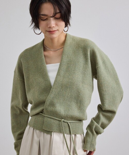 ADAM ET ROPE'（アダムエロペ）の「【extreme cashmere（エクストリーム・カシミア）】ella ニットカーディガン（カーディガン/ボレロ・レディース・グリーン系/カーキ系・F）」の3枚目の写真