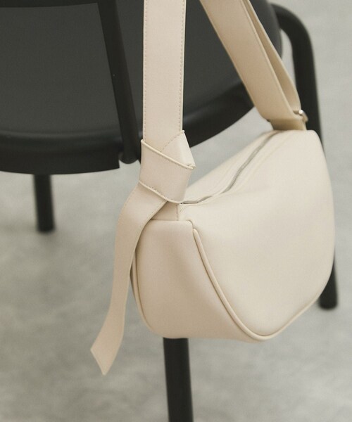 ADAM ET ROPE'(アダムエロペ)の「【WEB限定】・【サステナブル】ムスビショルダーバッグ(ショルダーバッグ・レディース・ブラック/オフホワイト/カーキ・F)」の5枚目の写真