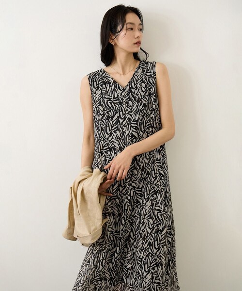ROPE'(ロペ)の「【DEVEAUX(デヴォー)】プリントフレアワンピース(ワンピース・レディース・ブラック系/キャメル系・F)」の5枚目の写真