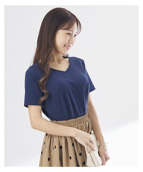 nissen（ニッセン）の「【大きい胸専用】美ラインVネック半袖Tシャツ（Tシャツ/カットソー・レディース・ブラック/オフホワイト/ダークネイビー・FS/FM/FL/FLL/F3L）」の12枚目の写真