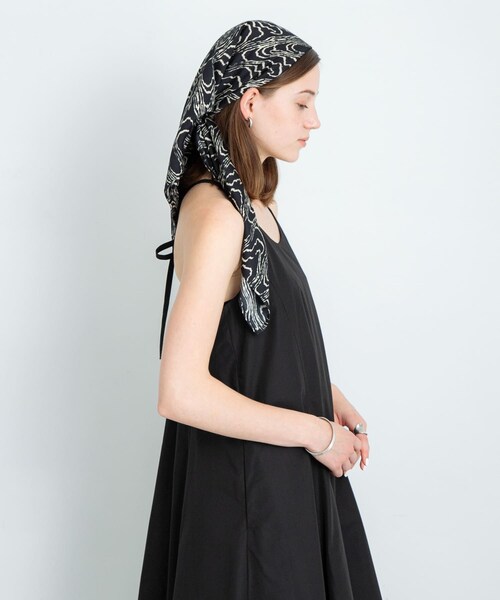 URBAN RESEARCH Sonny Label（アーバンリサーチサニーレーベル）の「大判ニュアンスプリントスカーフ（バンダナ/スカーフ・レディース・ピスタチオ系/ブラック系/ブラウン系・FREE）」の9枚目の写真