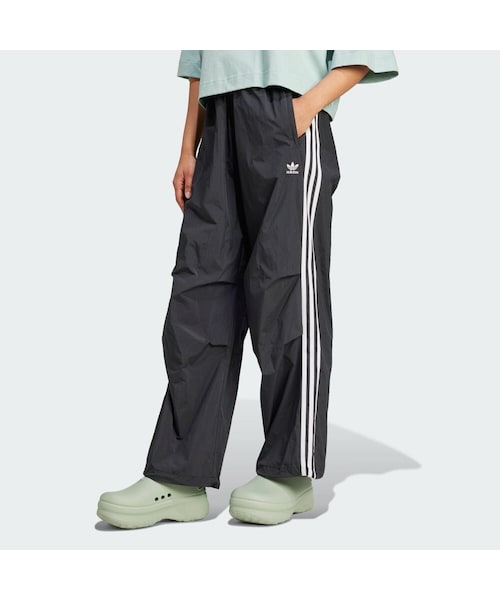 adidas(アディダス)の「スリーストライプス ウーブン パラシュートパンツ(パンツ・レディース・ブラック/マジックベージュ/ベージュ/ホワイト/ブラウン/ブルー・J/XS/XS/J/S/J/M/J/L/J/XL/J/2XL/J/3XL/S/M/L/XL/2XL/3XL/5XL)」の1枚目の写真