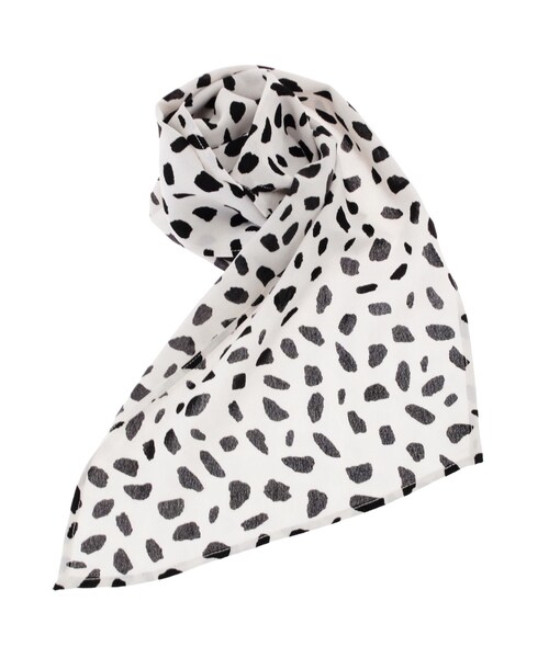 RESEXXY（リゼクシー）の「ジラフ柄スカーフ（マフラー・レディース・ホワイト/ブラック/ブラウン・F）」の2枚目の写真