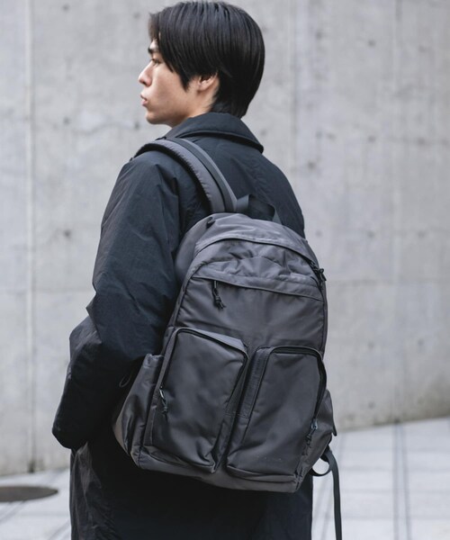 URBAN RESEARCH DOORS（アーバンリサーチドアーズ）の「『別注』YAKPAK×DOORS　マルチポケットデイパック（バックパック/リュック・メンズ・BLACK/CHARCOAL・-）」の14枚目の写真