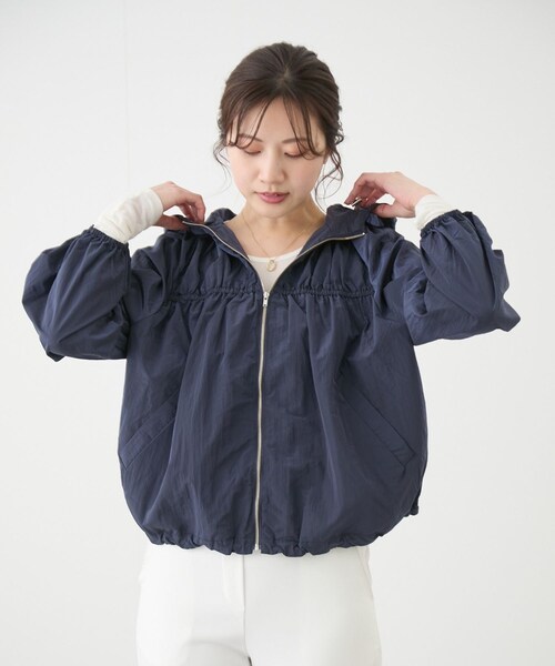 Jayro(ジャイロ)の「ギャザーフーディーブルゾン(ブルゾン・レディース・グレー/ベージュ/ネイビー・M)」の18枚目の写真