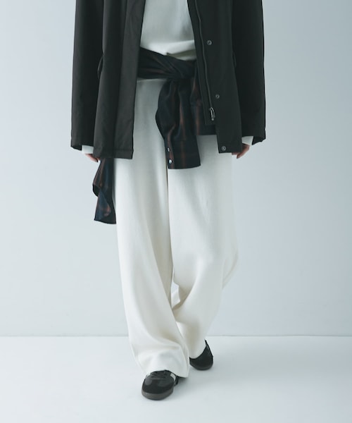 URBAN RESEARCH(アーバンリサーチ)の「コットンカシミヤルーズニットパンツ(その他パンツ・レディース・OFF WHITE/BLACK・36/38)」の1枚目の写真