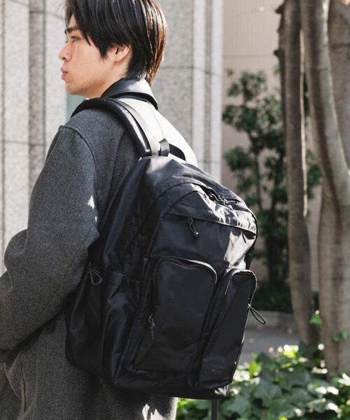 URBAN RESEARCH DOORS（アーバンリサーチドアーズ）の「『別注』YAKPAK×DOORS　マルチポケットデイパック（バックパック/リュック・メンズ・BLACK/CHARCOAL・-）」の6枚目の写真
