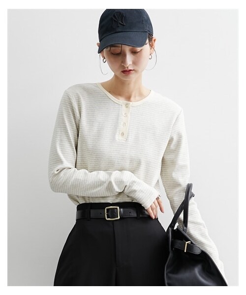 nissen（ニッセン）の「前後２ＷＡＹ袖くしゅくしゅヘンリーネックＴシャツ（Tシャツ/カットソー・レディース・オフホワイト/オートミール/黒・M/L）」の5枚目の写真