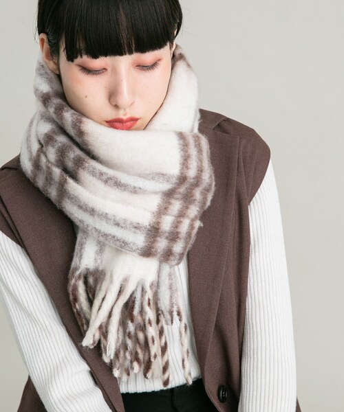 KBF（ケイビーエフ）の「BIGフリンジチェックストール（マフラー・レディース・GRAY×MTD/CAMEL×RED/IVORY×BRN・one）」の6枚目の写真