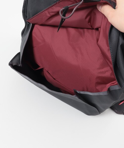 EKAL(エカル)の「KLATTERMUSEN Gaut Messenger Bag(メッセンジャーバッグ・メンズ・S Creme/Raven・one)」の9枚目の写真