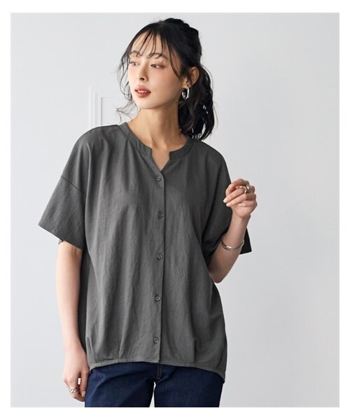 nissen（ニッセン）の「＜大きいサイズ＞美ラクRUタッチフロントタック５分袖キーネックブラウス（接触冷感・抗菌防臭・UVカット）（シャツ/ブラウス・レディース・黒/チャコールグレー/ラズベリー/オフホワイト系ストライプ・【没】S/【没】M/L/LL/3L/4L/5L/6L/8L/10L）」の8枚目の写真